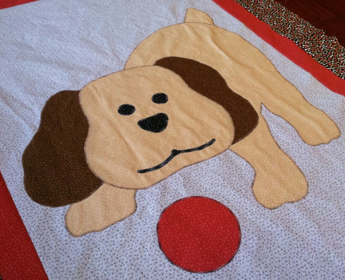 Puppy Love, applique, dog crib quilt, www.quiltaddictsanonymous.com
